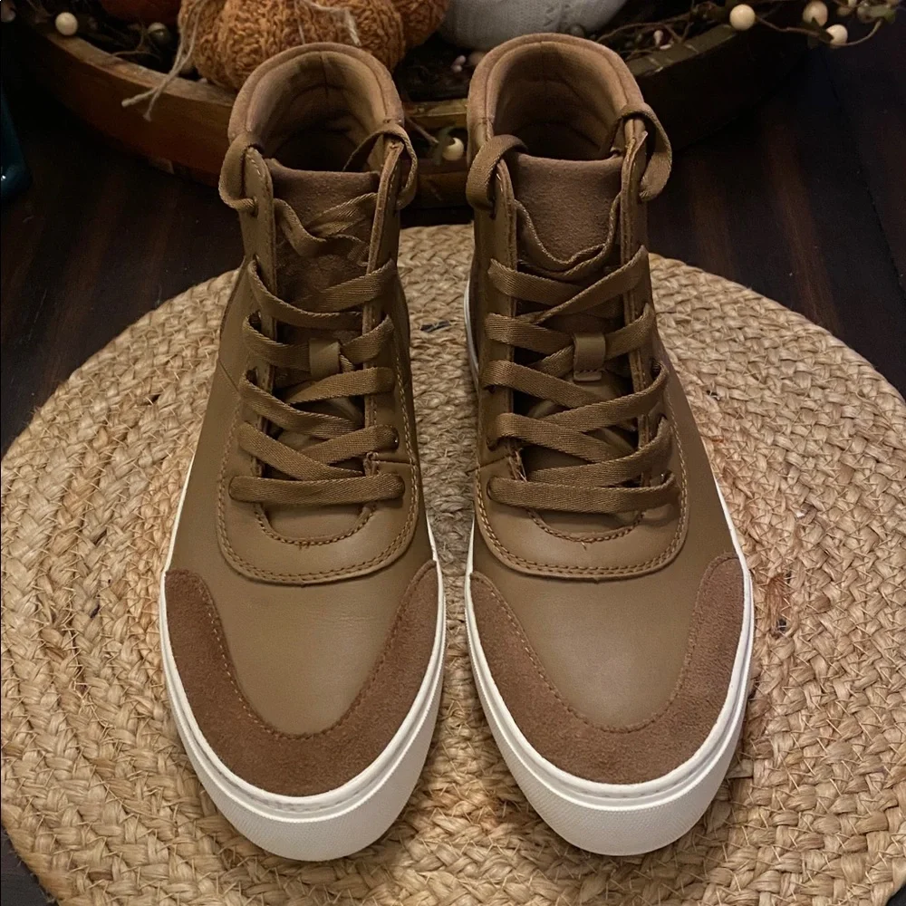 NWOT UGG Zilo II high top leather sneaker; SUEDE DARKER ON RIGHT SHOE TIP - Picture 3 of 11